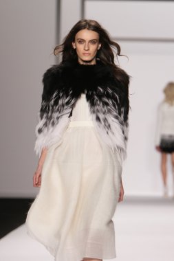 New york - 15 Şubat: j. için pist model yürür mendel düşmek 15 Şubat 2012 NYC new york moda haftasında lincoln Center'da kış 2012 tanıtım