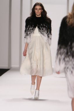 New york - 15 Şubat: j. için pist model yürür mendel düşmek 15 Şubat 2012 NYC new york moda haftasında lincoln Center'da kış 2012 tanıtım