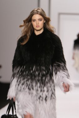 New york - 15 Şubat: j. için pist model yürür mendel düşmek 15 Şubat 2012 NYC new york moda haftasında lincoln Center'da kış 2012 tanıtım