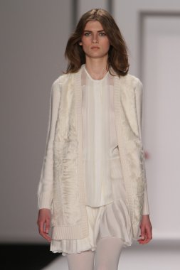 New york - 15 Şubat: j. için pist model yürür mendel düşmek 15 Şubat 2012 NYC new york moda haftasında lincoln Center'da kış 2012 tanıtım