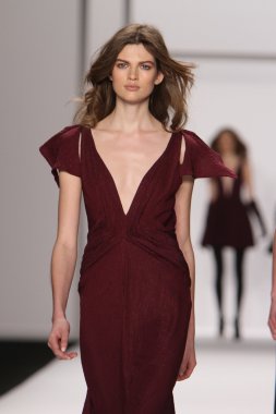 New york - 15 Şubat: j. için pist model yürür mendel düşmek 15 Şubat 2012 NYC new york moda haftasında lincoln Center'da kış 2012 tanıtım