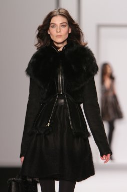 New york - 15 Şubat: j. için pist model yürür mendel düşmek 15 Şubat 2012 NYC new york moda haftasında lincoln Center'da kış 2012 tanıtım