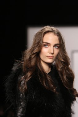 New york - 15 Şubat: j. için pist model yürür mendel düşmek 15 Şubat 2012 NYC new york moda haftasında lincoln Center'da kış 2012 tanıtım