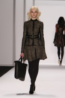 New york - 15 Şubat: j. için pist model yürür mendel düşmek 15 Şubat 2012 NYC new york moda haftasında lincoln Center'da kış 2012 tanıtım