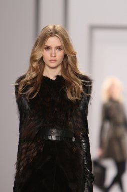 New york - 15 Şubat: j. için pist model yürür mendel düşmek 15 Şubat 2012 NYC new york moda haftasında lincoln Center'da kış 2012 tanıtım