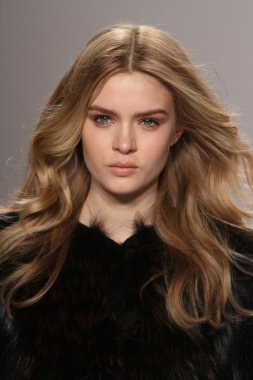 New york - 15 Şubat: j. için pist model yürür mendel düşmek 15 Şubat 2012 NYC new york moda haftasında lincoln Center'da kış 2012 tanıtım
