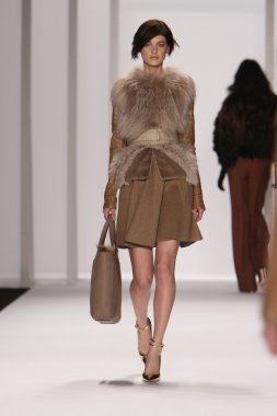 New york - 15 Şubat: j. için pist model yürür mendel düşmek 15 Şubat 2012 NYC new york moda haftasında lincoln Center'da kış 2012 tanıtım