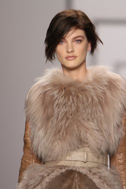 New york - 15 Şubat: j. için pist model yürür mendel düşmek 15 Şubat 2012 NYC new york moda haftasında lincoln Center'da kış 2012 tanıtım