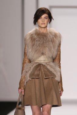 New york - 15 Şubat: j. için pist model yürür mendel düşmek 15 Şubat 2012 NYC new york moda haftasında lincoln Center'da kış 2012 tanıtım