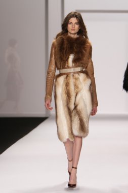 New york - 15 Şubat: j. için pist model yürür mendel düşmek 15 Şubat 2012 NYC new york moda haftasında lincoln Center'da kış 2012 tanıtım