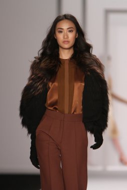 New york - 15 Şubat: j. için pist model yürür mendel düşmek 15 Şubat 2012 NYC new york moda haftasında lincoln Center'da kış 2012 tanıtım