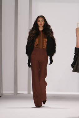 New york - 15 Şubat: j. için pist model yürür mendel düşmek 15 Şubat 2012 NYC new york moda haftasında lincoln Center'da kış 2012 tanıtım