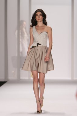 New york - 15 Şubat: j. için pist model yürür mendel düşmek 15 Şubat 2012 NYC new york moda haftasında lincoln Center'da kış 2012 tanıtım