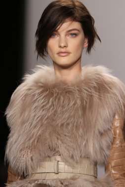 New york - 15 Şubat: j. için pist model yürür mendel düşmek 15 Şubat 2012 NYC new york moda haftasında lincoln Center'da kış 2012 tanıtım