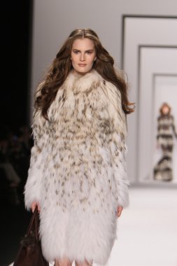 New york - 15 Şubat: j. için pist model yürür mendel düşmek 15 Şubat 2012 NYC new york moda haftasında lincoln Center'da kış 2012 tanıtım