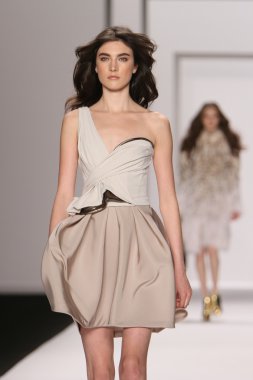 New york - 15 Şubat: j. için pist model yürür mendel düşmek 15 Şubat 2012 NYC new york moda haftasında lincoln Center'da kış 2012 tanıtım