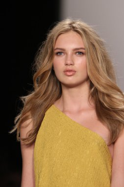 New york - 15 Şubat: j. için pist model yürür mendel düşmek 15 Şubat 2012 NYC new york moda haftasında lincoln Center'da kış 2012 tanıtım