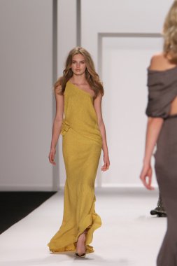 New york - 15 Şubat: j. için pist model yürür mendel düşmek 15 Şubat 2012 NYC new york moda haftasında lincoln Center'da kış 2012 tanıtım