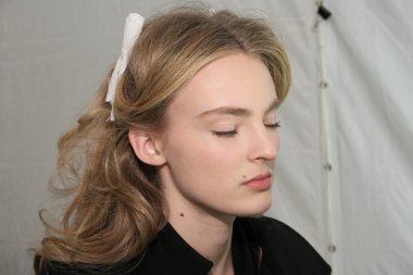 New york, ny - 15 Şubat: manken j. sahne arkasında hazır hale mendel sonbahar 2012 moda altında mercedes-benz moda haftası sırasında lincoln Center'da Tiyatrosu'nda 15 Şubat 2012 NYC show