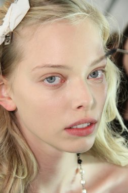 New york, ny - 15 Şubat: manken j. sahne arkasında hazır hale mendel sonbahar 2012 moda altında mercedes-benz moda haftası sırasında lincoln Center'da Tiyatrosu'nda 15 Şubat 2012 NYC show