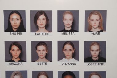 New york, ny - 15 Şubat: model comcards gemide kuliste j. mendel sonbahar 2012 defile mercedes-benz moda haftası sırasında lincoln Center'da Tiyatrosu'nda 15 Şubat 2012 NYC