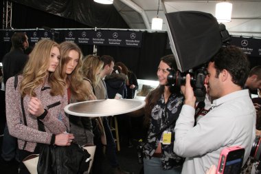 New york, ny - 15 Şubat: manken fotoğrafının sahne arkasında j. mendel sonbahar 2012 moda show mercedes-benz moda haftası sırasında lincoln Center'da Tiyatrosu'nda