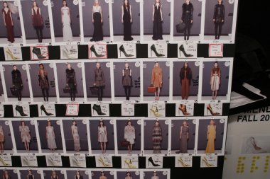New york, ny - 15 Şubat: model comcards gemide kuliste j. mendel sonbahar 2012 defile mercedes-benz moda haftası sırasında lincoln Center'da Tiyatrosu'nda 15 Şubat 2012 NYC
