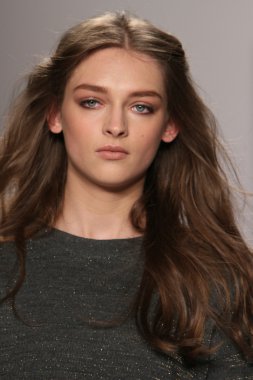 New york, ny - 15 Şubat: manken prova yürür j. mendel sonbahar 2012 moda show mercedes-benz moda haftası sırasında lincoln Center'da Tiyatrosu'nda 15 Şubat 2012 NY