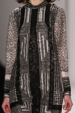 New york, ny - 15 Şubat: manken prova yürür j. mendel sonbahar 2012 moda show mercedes-benz moda haftası sırasında lincoln Center'da Tiyatrosu'nda 15 Şubat 2012 NY