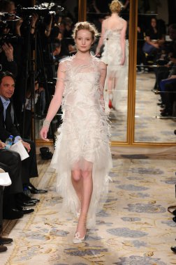 New york - 15 Şubat: manken marchesa sonbahar kış 2012 tanıtım pist plaza Otel'de 15 Şubat 2012 NYC new york moda haftasında yürür.