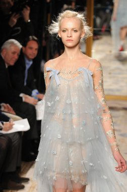 New york - 15 Şubat: manken marchesa sonbahar kış 2012 tanıtım pist plaza Otel'de 15 Şubat 2012 NYC new york moda haftasında yürür.