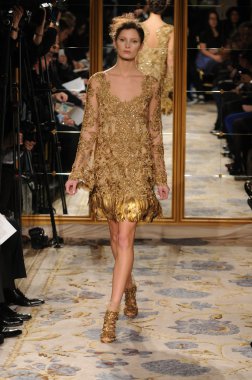 New york - 15 Şubat: manken marchesa sonbahar kış 2012 tanıtım pist plaza Otel'de 15 Şubat 2012 NYC new york moda haftasında yürür.