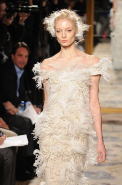 New york - 15 Şubat: manken marchesa sonbahar kış 2012 tanıtım pist plaza Otel'de 15 Şubat 2012 NYC new york moda haftasında yürür.