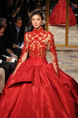 New york - 15 Şubat: manken marchesa sonbahar kış 2012 tanıtım pist plaza Otel'de 15 Şubat 2012 NYC new york moda haftasında yürür.