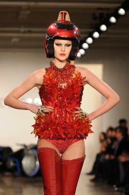 New york - 15 Şubat: model 15 Şubat 2012 NYC new york moda haftası sırasında süt Studios sarışınlar sonbahar kış 2012 tanıtım pist yürür.
