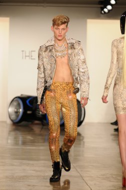 New york - 15 Şubat: model 15 Şubat 2012 NYC new york moda haftası sırasında süt Studios sarışınlar sonbahar kış 2012 tanıtım pist yürür.