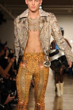 New york - 15 Şubat: model 15 Şubat 2012 NYC new york moda haftası sırasında süt Studios sarışınlar sonbahar kış 2012 tanıtım pist yürür.
