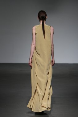 New york - 16 Şubat: model 16 Şubat 2012 NYC new york moda haftasında audi forumda mike vensel sonbahar kış 2012 tanıtım pist yürür.