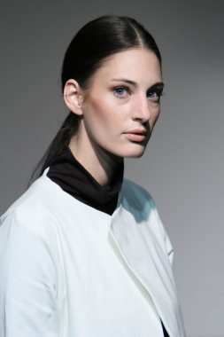 New york - 16 Şubat: model 16 Şubat 2012 NYC new york moda haftasında audi forumda mike vensel sonbahar kış 2012 tanıtım pist yürür.