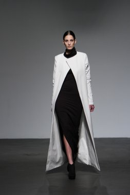 New york - 16 Şubat: model 16 Şubat 2012 NYC new york moda haftasında audi forumda mike vensel sonbahar kış 2012 tanıtım pist yürür.