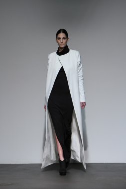 New york - 16 Şubat: model 16 Şubat 2012 NYC new york moda haftasında audi forumda mike vensel sonbahar kış 2012 tanıtım pist yürür.