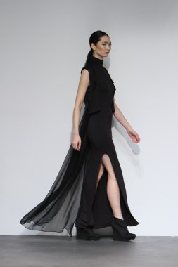 New york - 16 Şubat: model 16 Şubat 2012 NYC new york moda haftasında audi forumda mike vensel sonbahar kış 2012 tanıtım pist yürür.