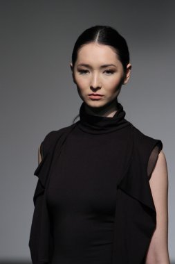 New york - 16 Şubat: model 16 Şubat 2012 NYC new york moda haftasında audi forumda mike vensel sonbahar kış 2012 tanıtım pist yürür.