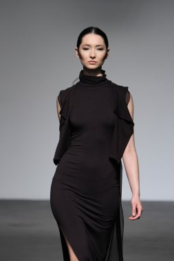 New york - 16 Şubat: model 16 Şubat 2012 NYC new york moda haftasında audi forumda mike vensel sonbahar kış 2012 tanıtım pist yürür.