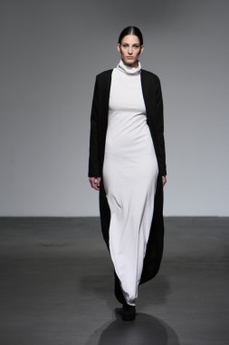 New york - 16 Şubat: model 16 Şubat 2012 NYC new york moda haftasında audi forumda mike vensel sonbahar kış 2012 tanıtım pist yürür.