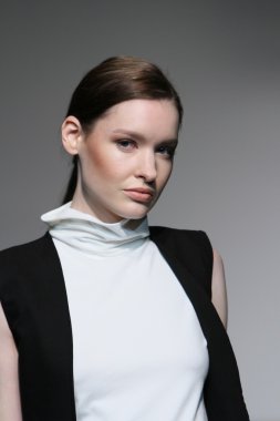 New york - 16 Şubat: model 16 Şubat 2012 NYC new york moda haftasında audi forumda mike vensel sonbahar kış 2012 tanıtım pist yürür.