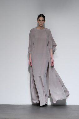 New york - 16 Şubat: model 16 Şubat 2012 NYC new york moda haftasında audi forumda mike vensel sonbahar kış 2012 tanıtım pist yürür.