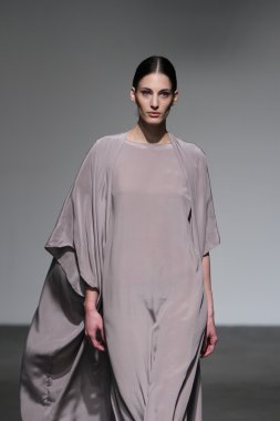 New york - 16 Şubat: model 16 Şubat 2012 NYC new york moda haftasında audi forumda mike vensel sonbahar kış 2012 tanıtım pist yürür.