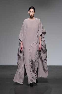 New york - 16 Şubat: model 16 Şubat 2012 NYC new york moda haftasında audi forumda mike vensel sonbahar kış 2012 tanıtım pist yürür.