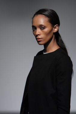 New york - 16 Şubat: model 16 Şubat 2012 NYC new york moda haftasında audi forumda mike vensel sonbahar kış 2012 tanıtım pist yürür.